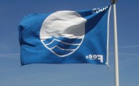 Голубые флаги - над пляжами Черногории.